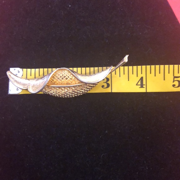 SOLD - Closet Clear Out 🔥 -Coro Gold Tone Vintage Leaf Brooch - Picture 5 of 8